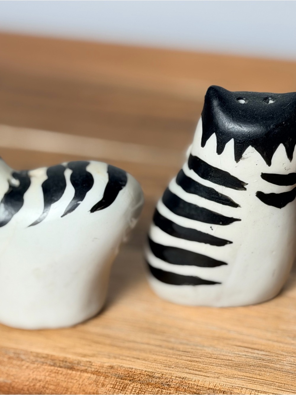Vintage Hand painted Ceramic Cat Salt and Pepper Shakers - White and Black - Picture 4 of 10